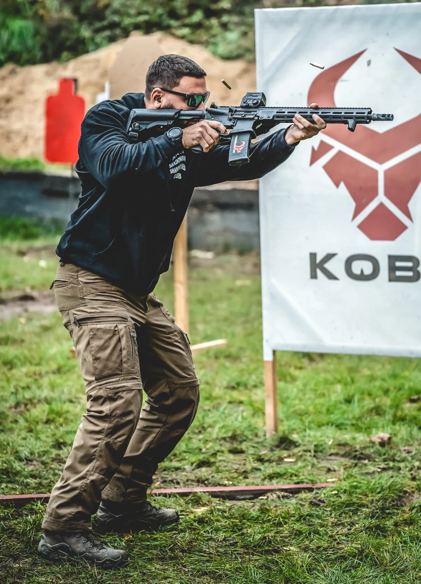 Gewehrschuetze auf der 300-m-Bahn im Poland Shooting Center