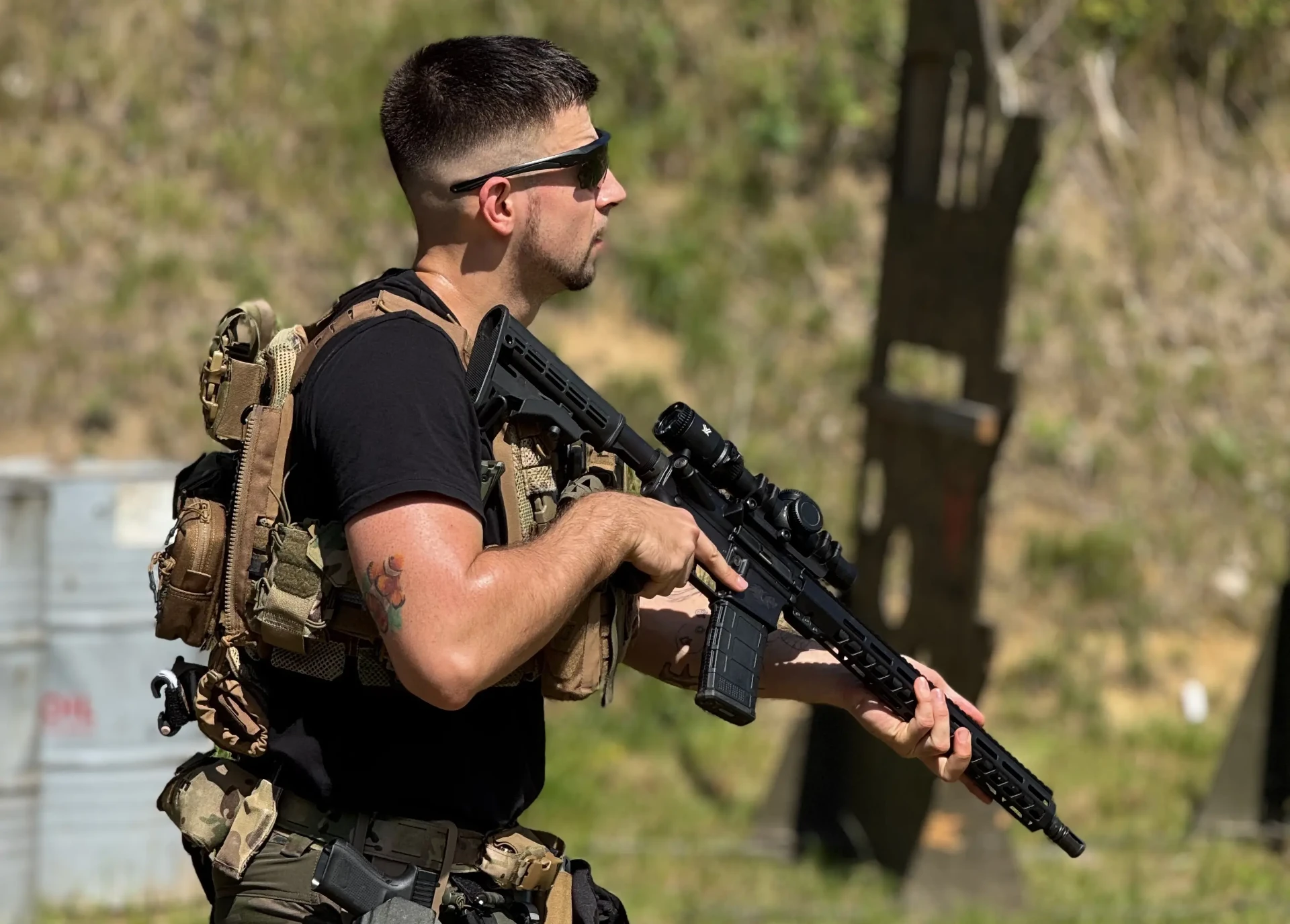 Shooter holding an AR15 rifle during Simplemente Aritz training at Poland Shooting Center