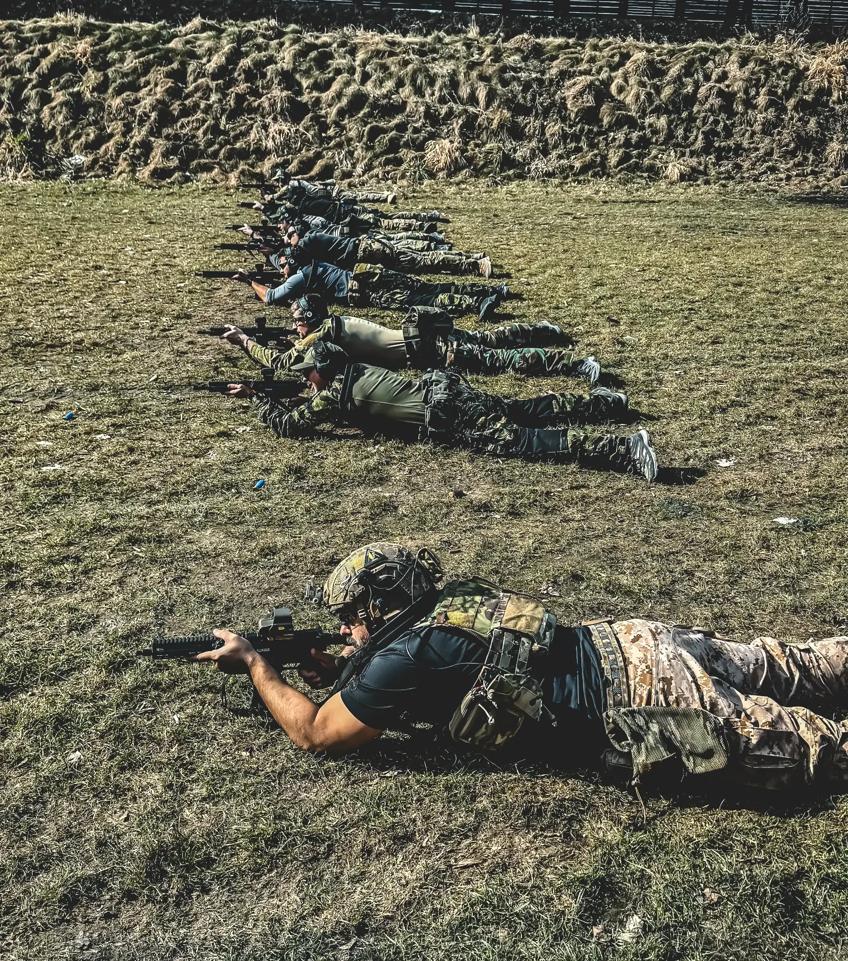 Tireurs en position couchée avec des carabines AR15 pendant un stage de tir en Pologne