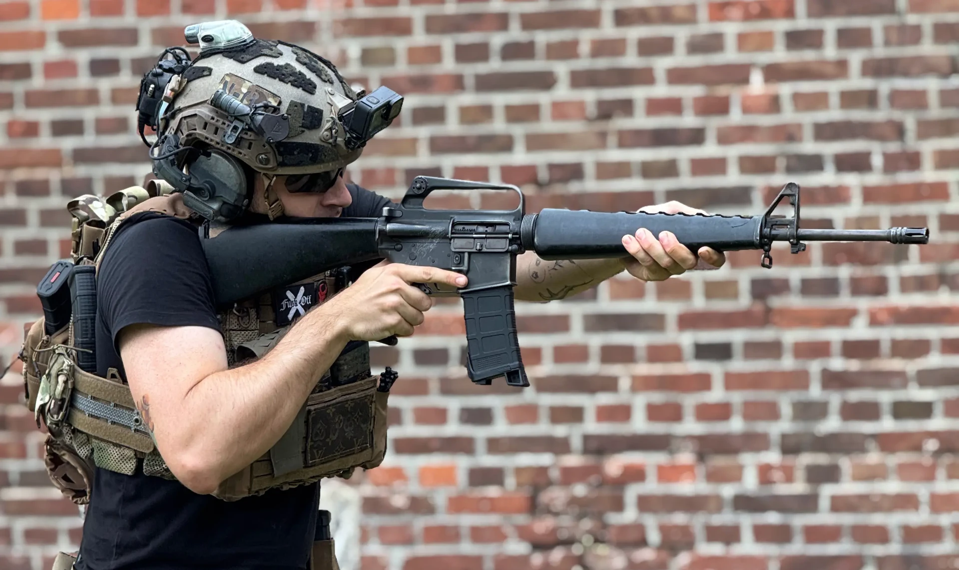 Simplemente Aritz coaching a tactical pistol shooting class at Poland Shooting Center