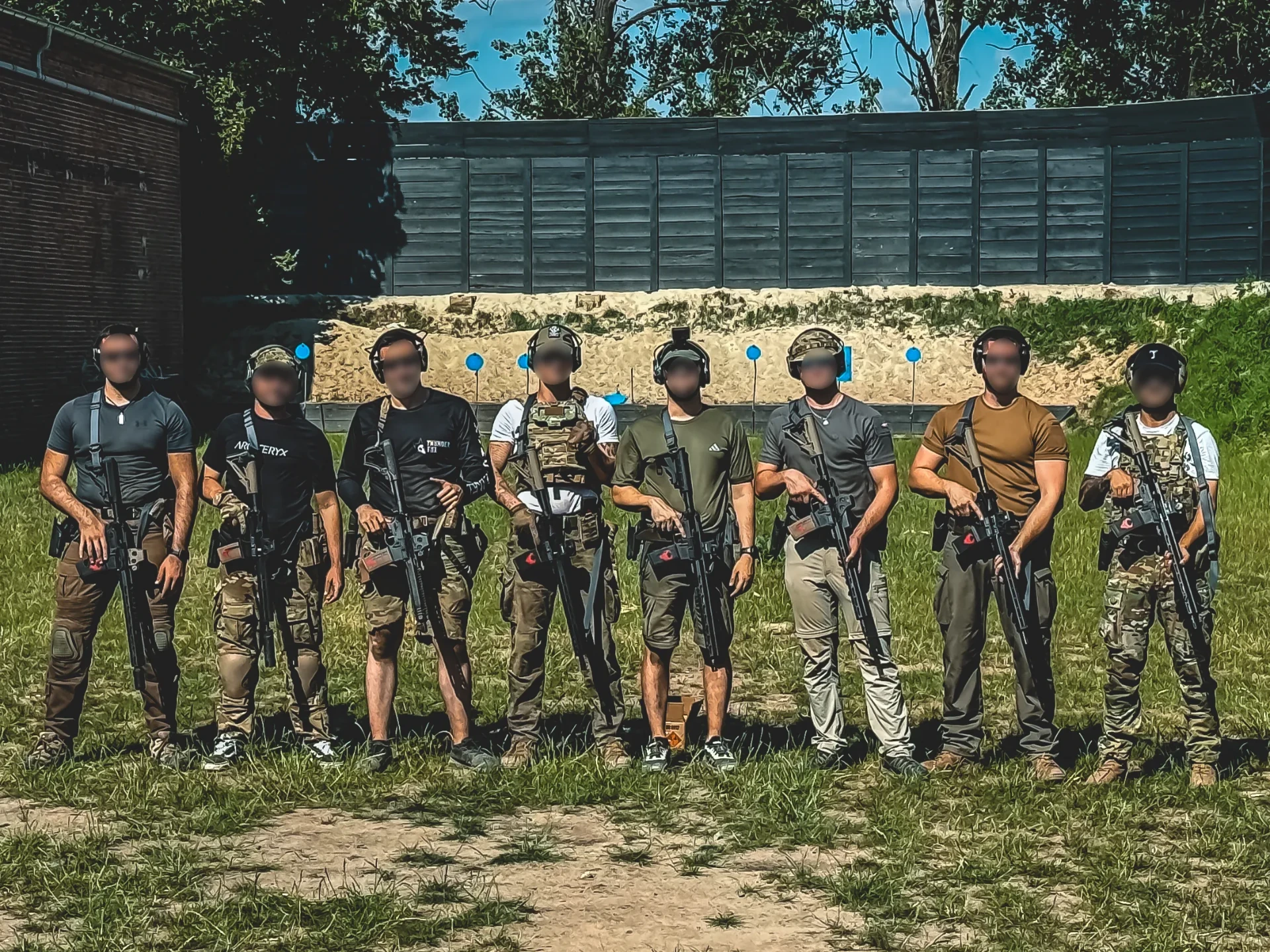 Groupe de participants avec pistolets Glock et carabines AR15 au Poland Shooting Center