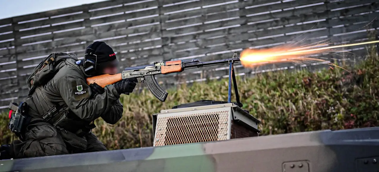 Strzelanie ogniem ciągłym z AK47 w Poland Shooting Center