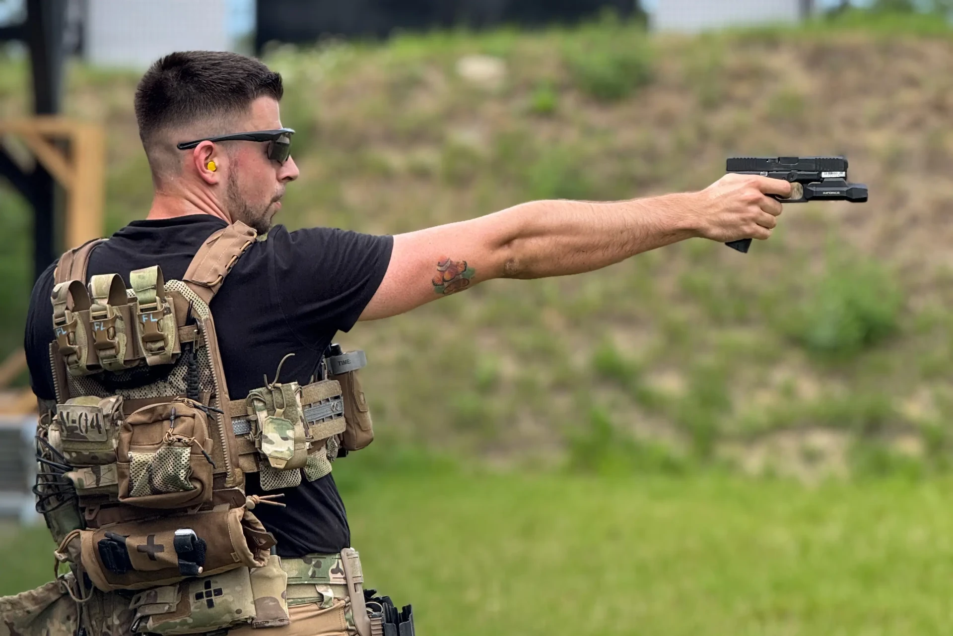 Shooter firing a pistol during Simplemente Aritz training at Poland Shooting Center