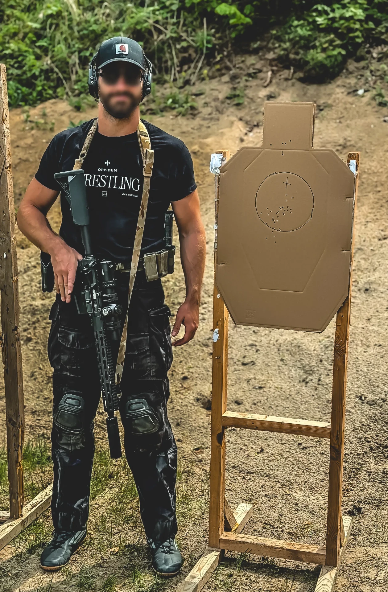 Tireur avec pistolet Glock et casque antibruit près d’une cible lors d’un stage de tir en Pologne