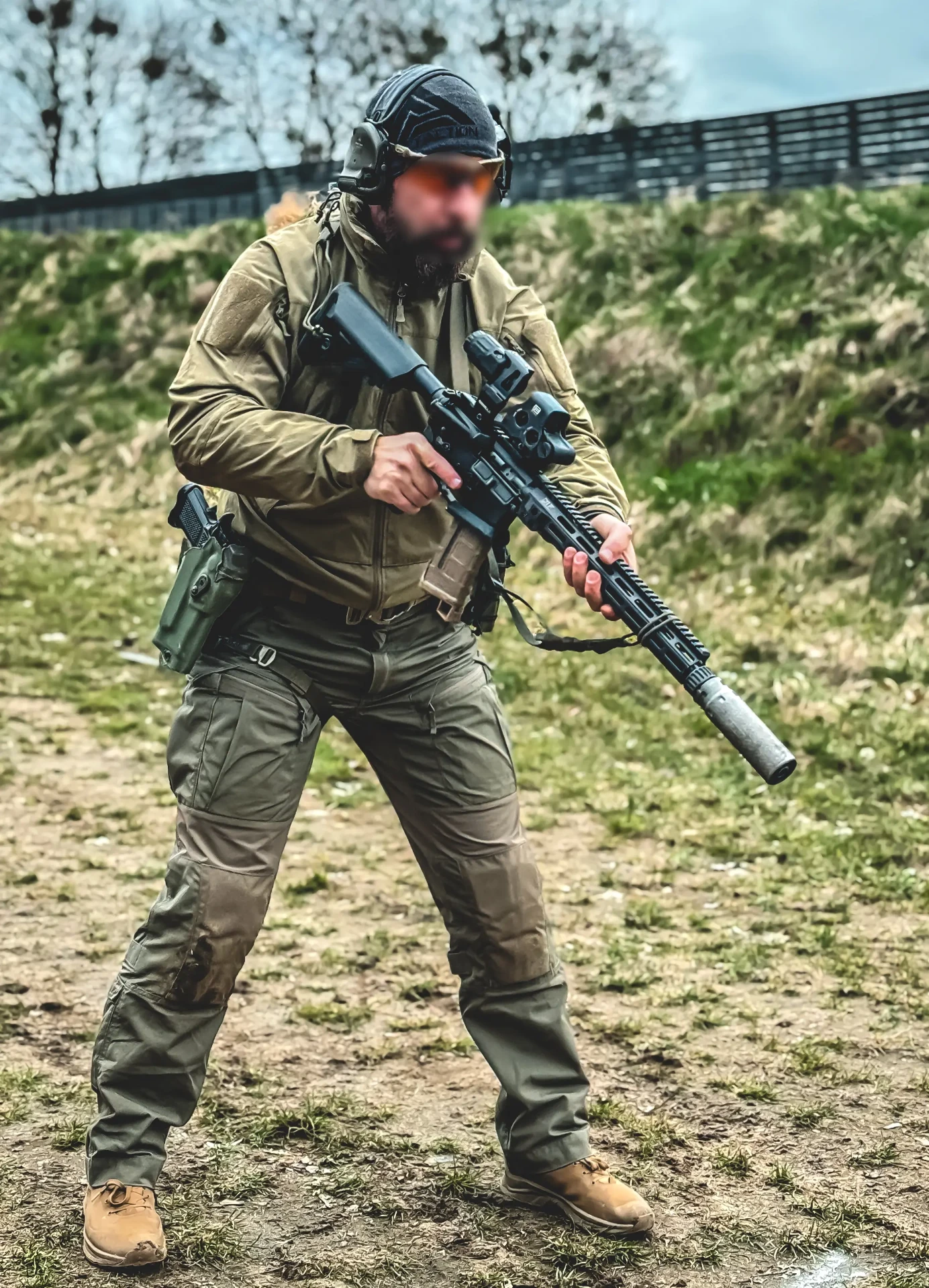 Tireur en exercice avec une carabine AR15 pendant le stage de tir pistolet et carabine en Pologne